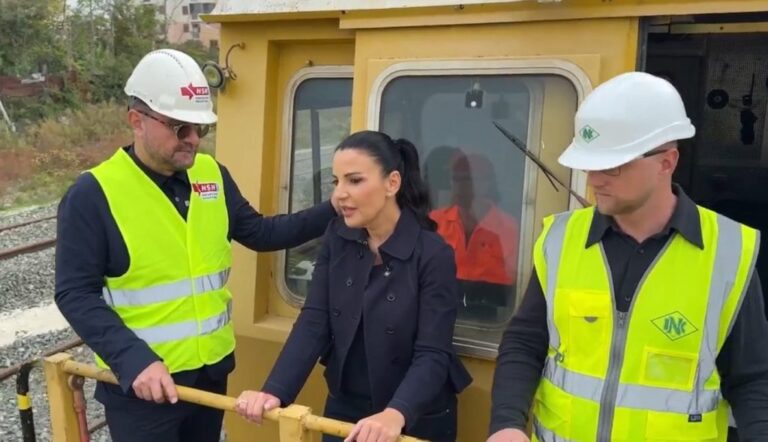 VIDEO/ Zv/kryeministrja Balluku: Së shpejti nis ndërtimi i stacioneve të hekurudhës Tiranë-Rinas-Durrës