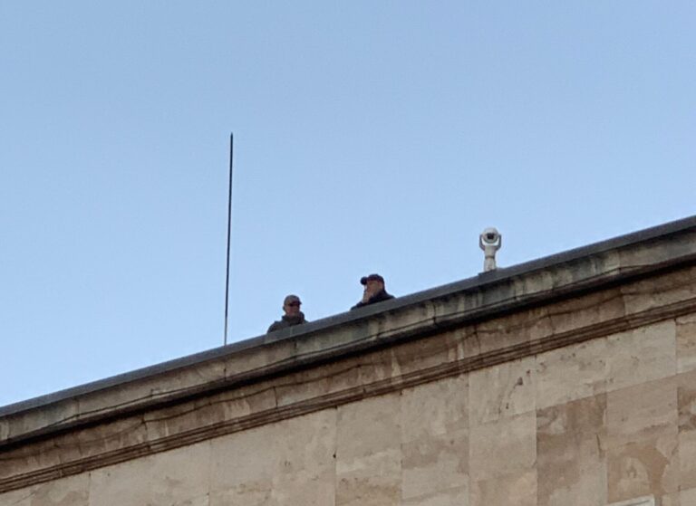 Masat për protestën e opozitës, snajper në tarracën e Kryeministrisë