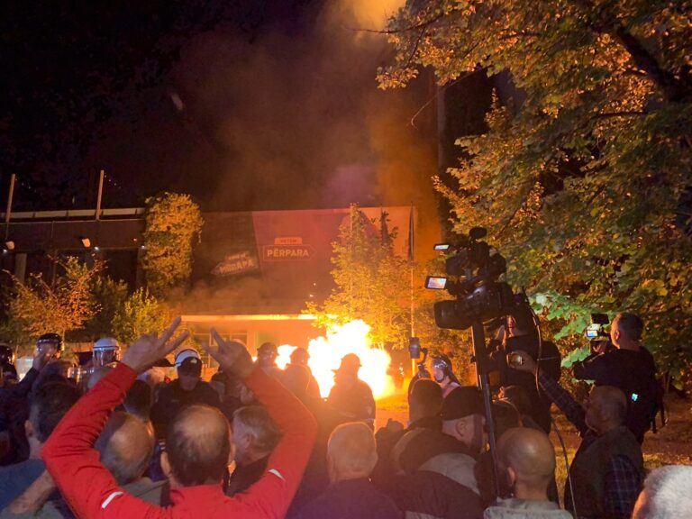 FOTO/ Protestuesit sulmojnë selinë e PS me shishe molotov