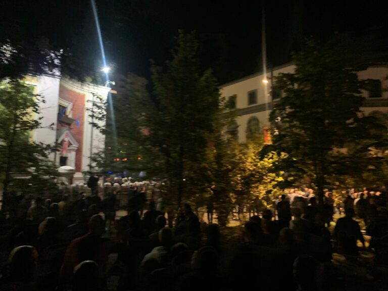 Protestuesit hedhin molotovë edhe drejt Bashkisë së Tiranës