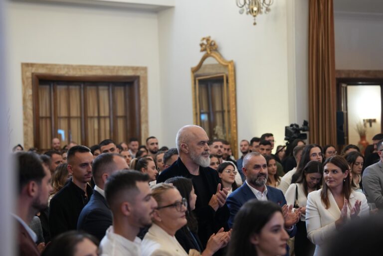 Rama batuta në programin me të rinjtë: Konkursi nuk fitohet nëse ke kushëri Ulsiun, ose se je me PS