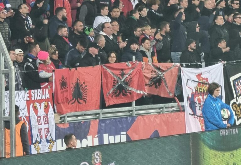 Skandaloze/Përdhosin flamurin kombëtar tifozët çekë