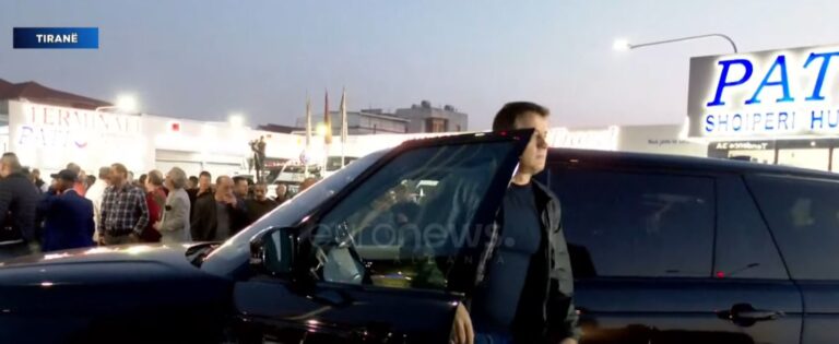 Flamur Noka me ”Range Rover” të zi 200 mijë euro, bllokon rrugën në emër të varfërisë