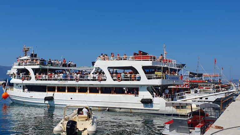 Mbi 55 mijë turistë në Sazan-Karaburun nga maji në shtator, udhëtimet me anije edhe në tetor