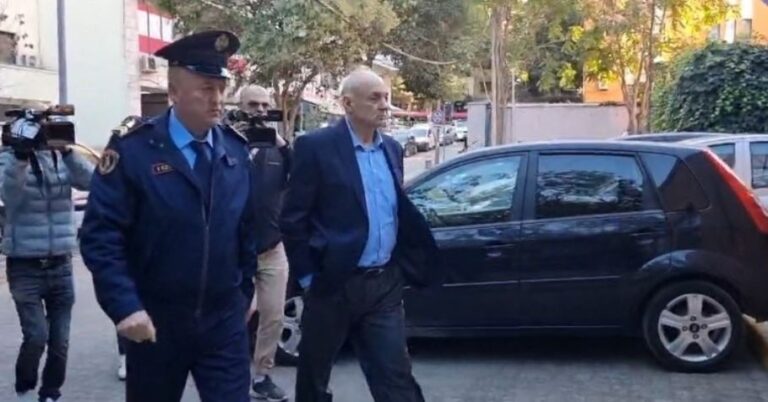 Momenti kur Pirro Xhixho mbërrin në GJKKO për masën e sigurisë