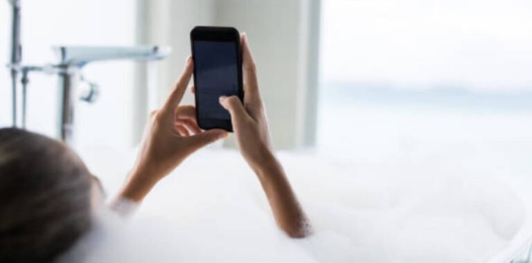 Arsyeja shqetësuese pse nuk duhet ta përdorni kurrë telefonin tuaj në dush