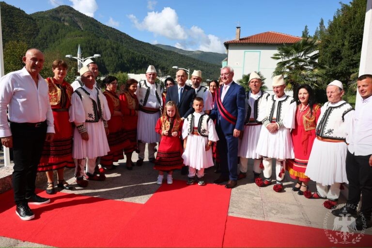 Presidenti Begaj: Vizitorët duhet të vijnë për të prekur magjinë e vendeve si Skrapari!