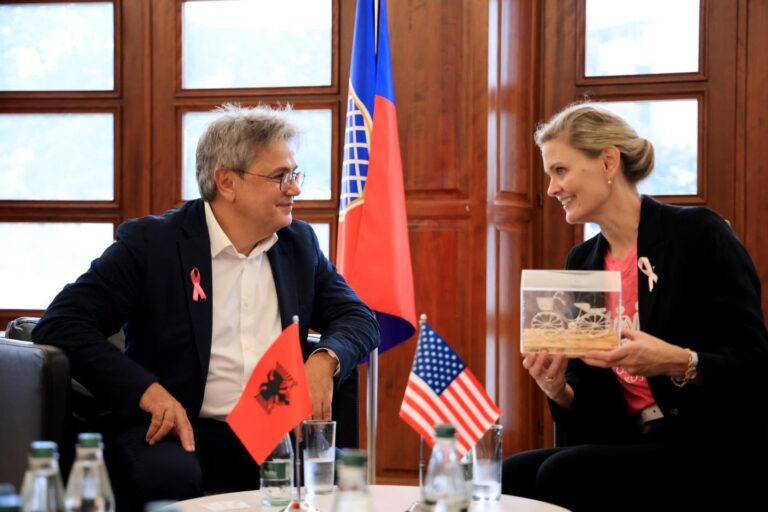 Benet Beci pret në zyrë të ngarkuarën me punë të SHBA-ve: Ambasadorja më garantoi mbështetje për ndryshimet pozitive të qytetit