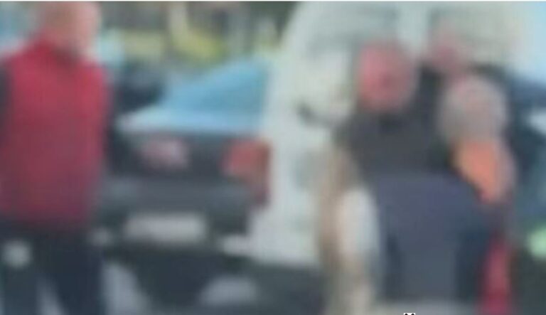 Kryebashkiaku dhunohet nga dy persona në mes të rrugës (VIDEO)