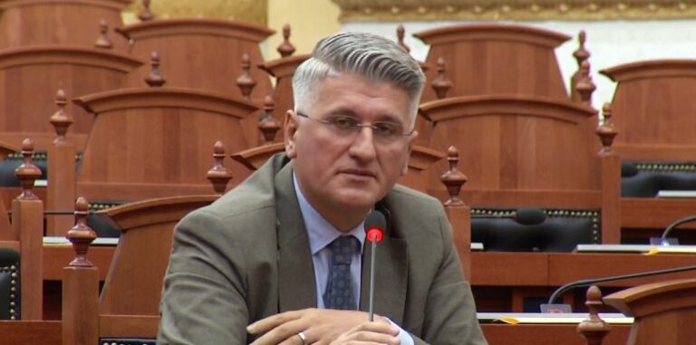 A do ngujohen në sallën e Parlamentit? Ja çfarë deklaron Gjekmarkaj