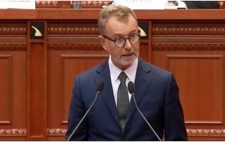 Ambasadori i BE-së për kaosin e djeshëm në Kuvend: Veprim i gabuar i deputetëve të PD. Pakënaqësitë duhet të shprehen në mënyrën e duhur