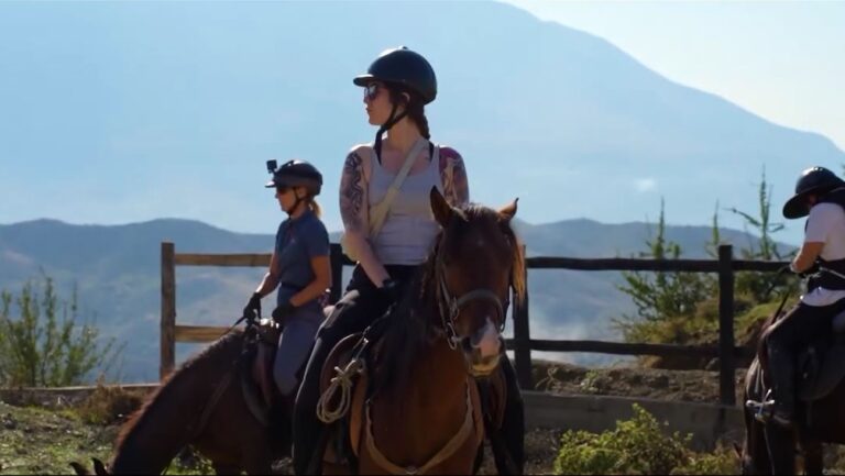 “Caravan Horse Riding Albania” në Gjirokastër, një atraksion dhe frymëzim për përvoja të reja (VIDEO)