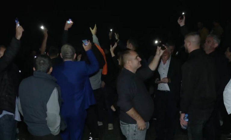 Bllokimi i rrugëve, protestuesit e Milotit ndezin blicat e celularëve