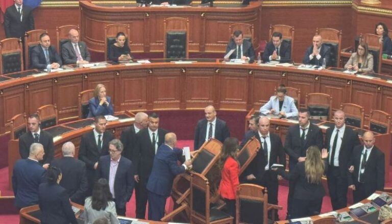 Deputetët e PD-së bllokojnë kreun e KLSH-së të flasë në Kuvend