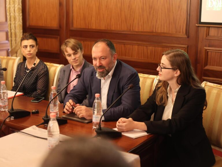 Ministri Mazniku me zyrtarë nga ministria e Brendshme britanike: Të vendosur për të krijuar më shumë mundësi për të rinjtë