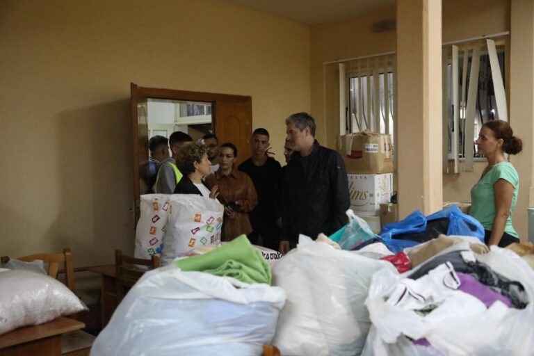 Vlorë, nis shpërndarja e ndihmave për familjet e prekura nga përmbytja