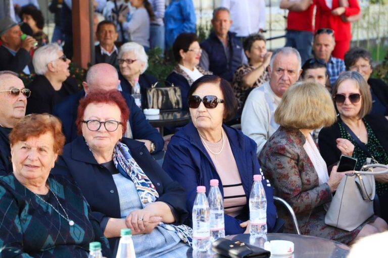 Ministrat dhe deputetët e Partisë Socialiste në terren, takime derë më derë me pensionistët