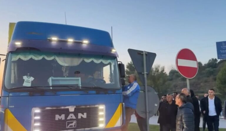Bllokimi në Rrogozhinë, protestuesi hipën mbi kamion: Thuaj Rama ik!