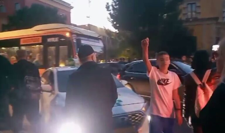 Protestuesit nuk lejojnë kalimin e urbanit dhe makinave para ministrisë së Brendshme