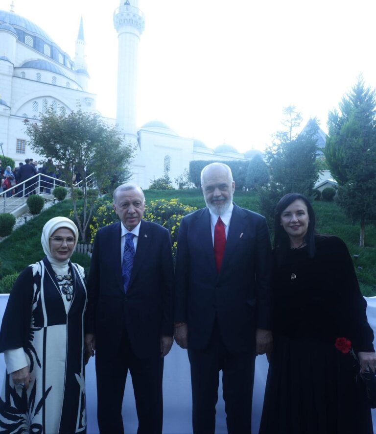 Rama ndan fotot e vizitës së Erdogan në Tiranë: Me një mik të madh të shqiptarëve