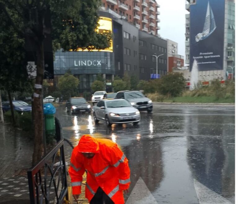 Moti i keq, policia apel shoferëve dhe këmbësorëve: Në disa akse ka prezencë të lartë uji, rrisni vigjilencën