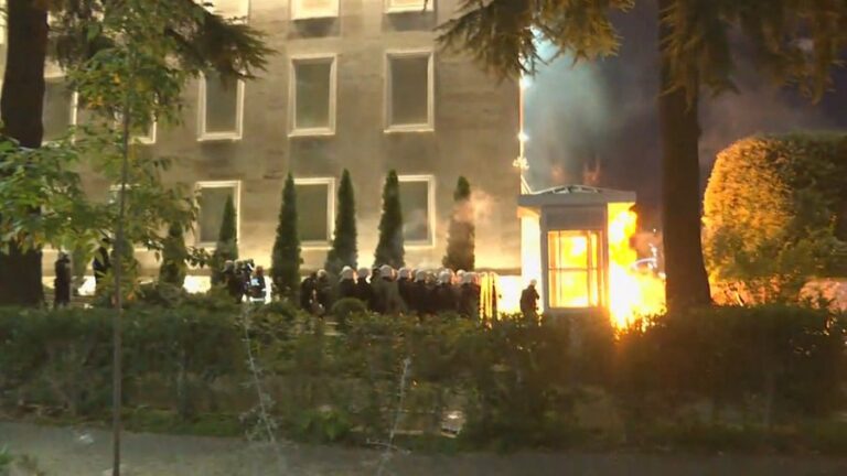 Fillojnë shishet e molotovit (FOTO&VIDEO)