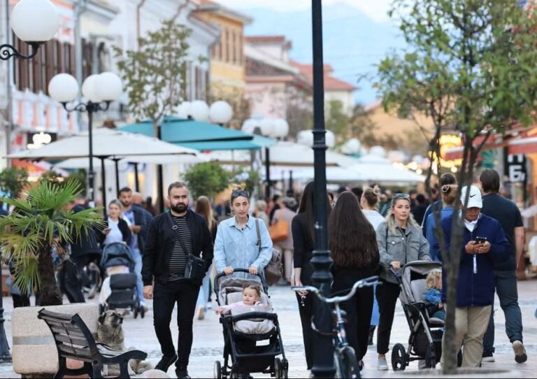 Një ditë tetori në Shkodrën plot me turistë (FOTO)