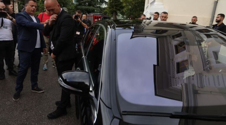 Deputetët e opozitës bllokojnë makinën e kryeparlamentares: Spiropali nuk është brenda…