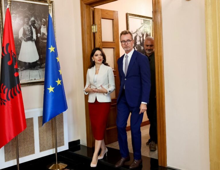 Ambasadori i BE-së shkon në Kuvend, i dorëzon progres-raportin Spiropalit