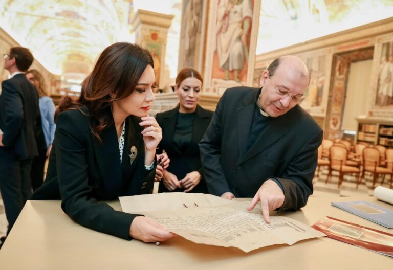 Kryeparlamentarja Spiropali vizitë në Bibliotekën Apostolike të Vatikanit, ku ruhet “Meshari” i Gjon Buzukut