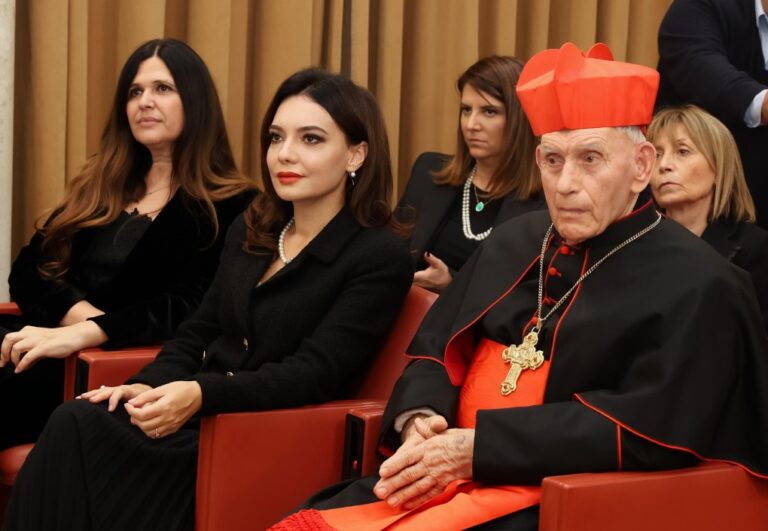 Elisa Spiropali në shfaqjen e dokumentarit “L’Attesa-Pritja” në Vatikan: Dëshmi të rrugës së Shqipërisë, nga errësira drejt dritës