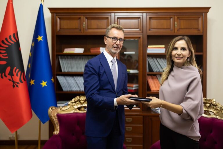 Gonzato i jep raportin, Tabaku: Opozita rol në Integrimin drejt BE