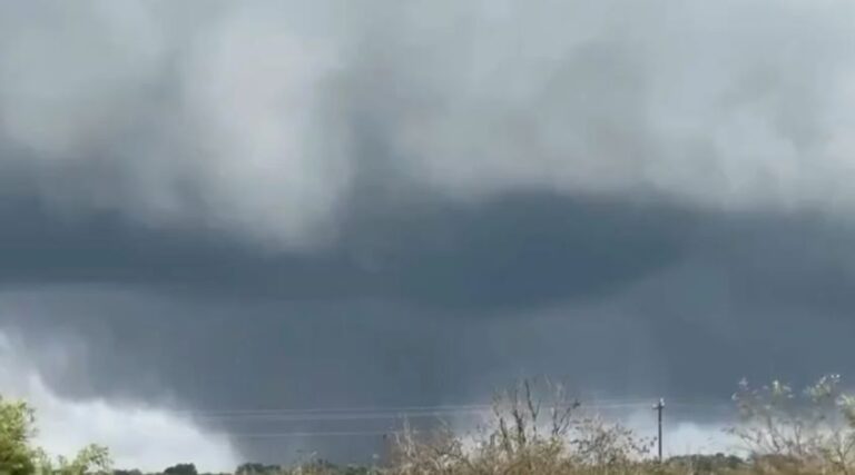 Tornado të frikshme godasin Floridën, uragani ‘Milton’ i afrohet shtetit amerikan