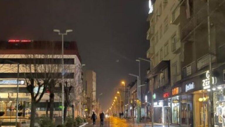 E rëndë, 59-vjeçari shqiptar godet katër persona në rrugë