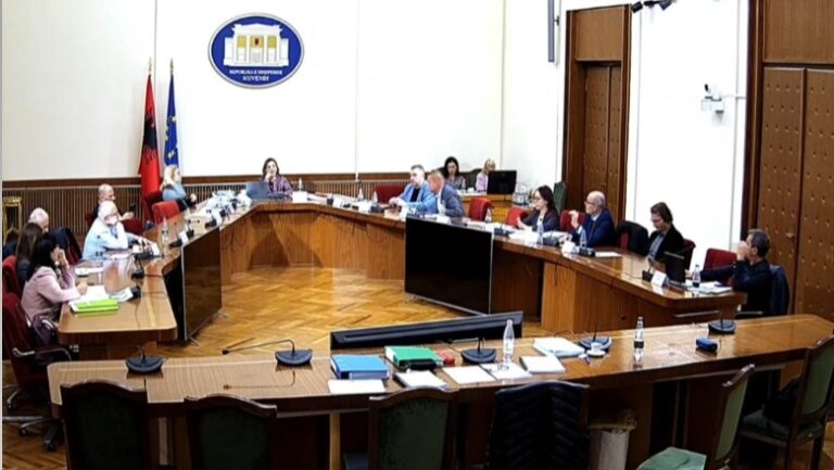 PD-PS nuk gjejnë konsensus, shtyhet për nesër dëshmia e Ilir Beqajt