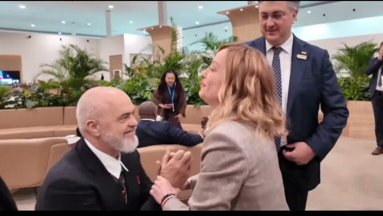 VIDEO virale në rrjet, Rama i ulet në gjunjë dhe përqafon Melonin