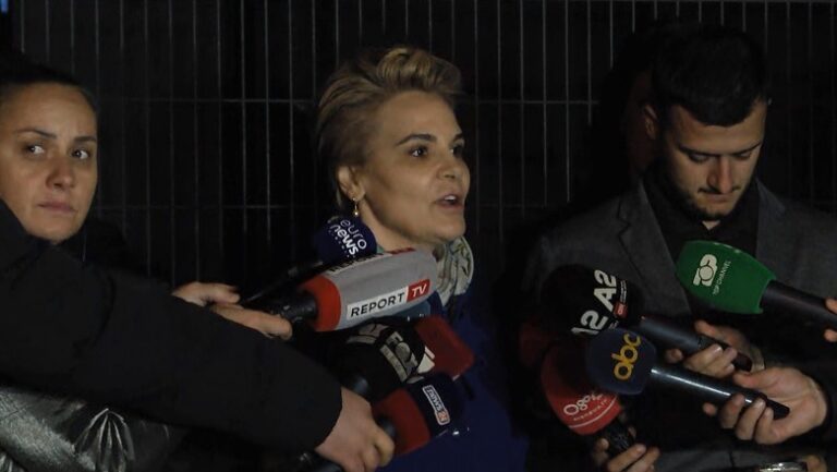 Meta mbetet në burg, reagon Monika Kryemadhi: “Porti i Durrësit sot drejton Policinë e Shtetit, Ministrinë e Brendshme dhe SPAK”