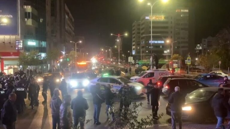 Tek Zogu i Zi policia krijon rrugë për të lehtësuar trafikun e mjeteve