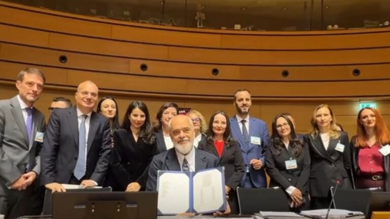 Misioni diplomatik në Bruksel hap dyert për shqiptarët, Rama: Kontribo për vendin drejt BE-së