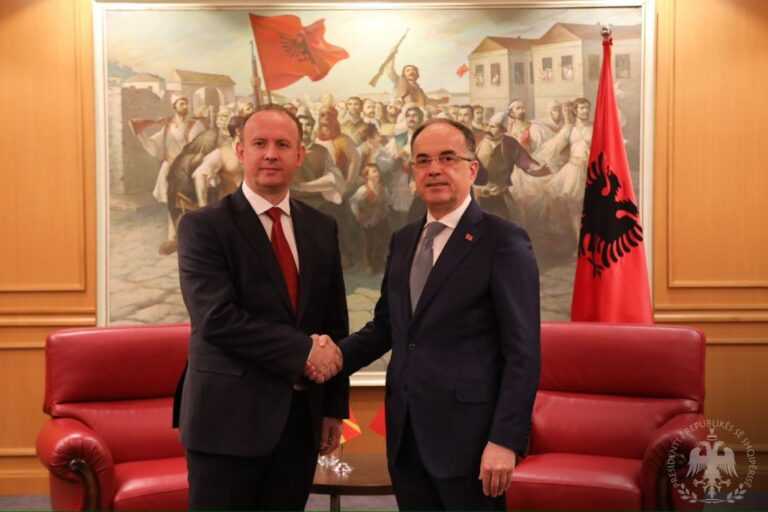 Begaj pret kryeparlamentarin e Maqedonisë së Veriut: Shqiptarët kanë rol të veçantë në rajon