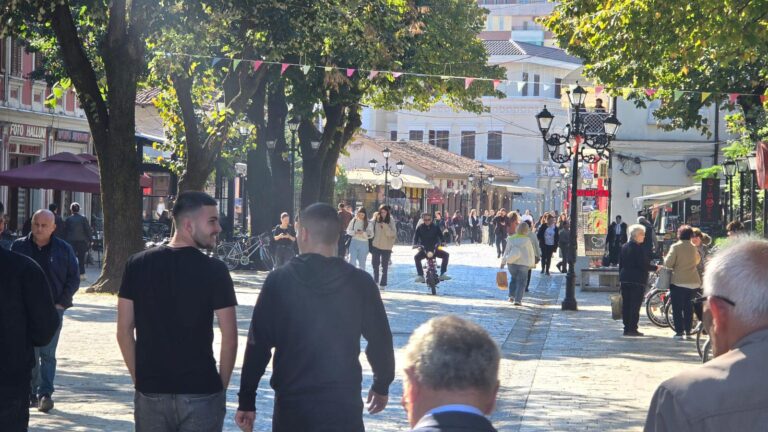 Benet Beci përmes një fotoalbumi, sjell poetikën e vjeshtës në Shkodër