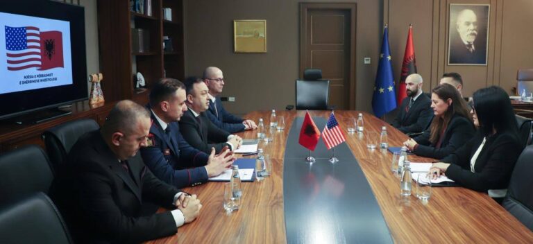 Ministri Hoxha takon zyrtaren amerikane, SHBA-ja asistencë policisë në procesin hetimor