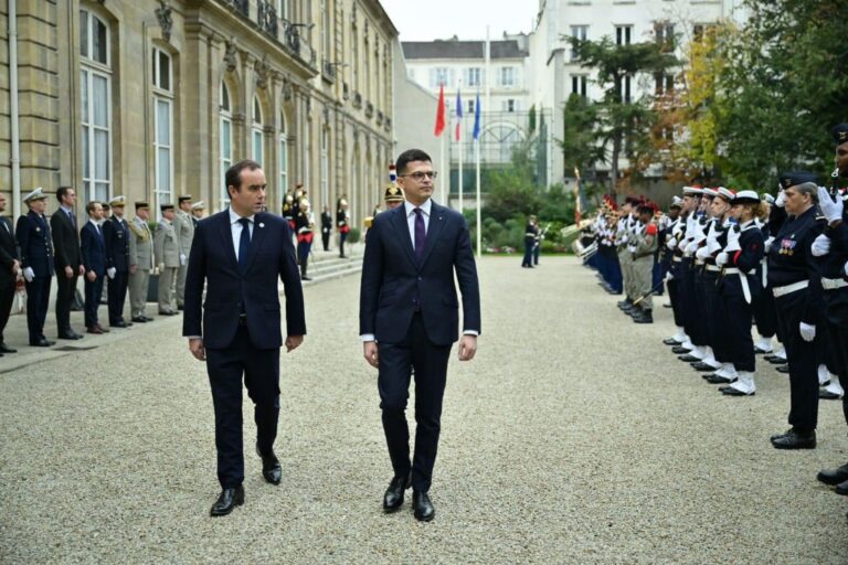 Vengu pritet nga homologu francez, mbështetje industrisë ushtarake