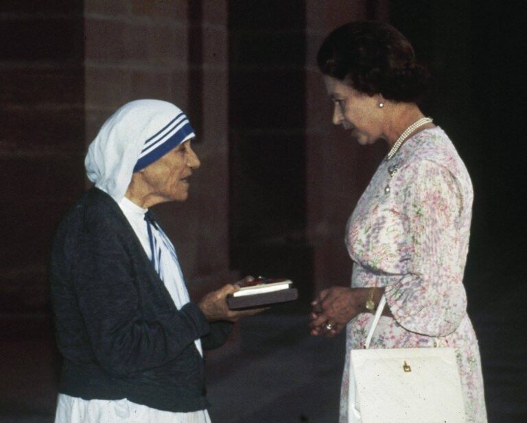 Më 24 nëntor 1983, Nënë Tereza, u nderua me Shenjën e Urdhrit të Nderit të Meritës nga Mbretëresha Elizabeth II