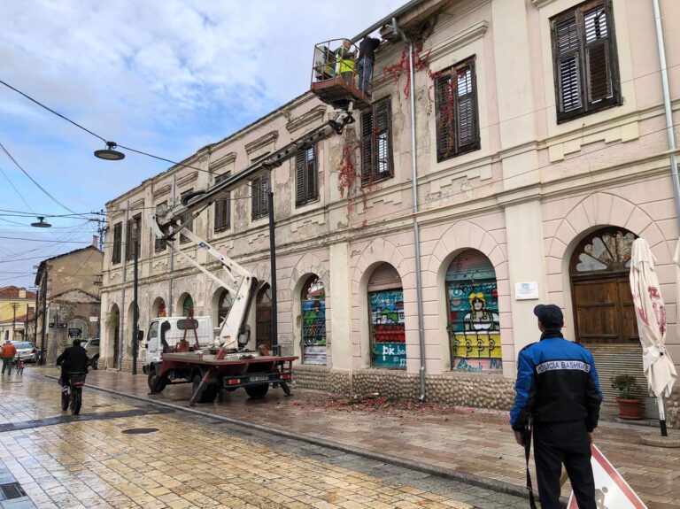 Benet Beci: Në Gjuhadol bashkë me DRTK-në kemi nisur ndërhyrjen për riparimin e disa fasadave të amortizuara