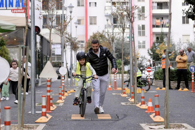 Veliaj fton fëmijët në aktivitetet: “Eja Luaj” dhe “Lagjja Pedalon”