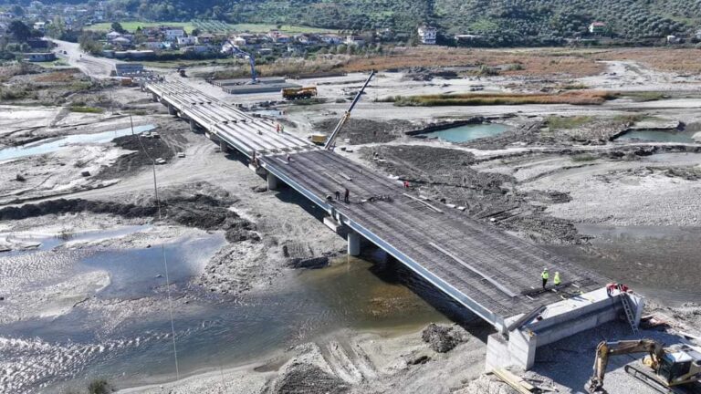 Rama poston fotot: Drejt përfundimit ura e Bilçës në Berat, lehtësim i lëvizshmërisë