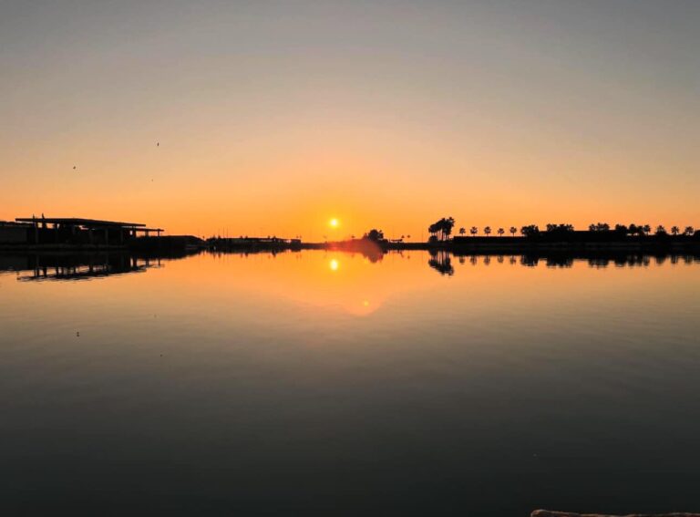 Rama ndan foton magjike nga perëndimi i diellit në Lagunën e Patokut