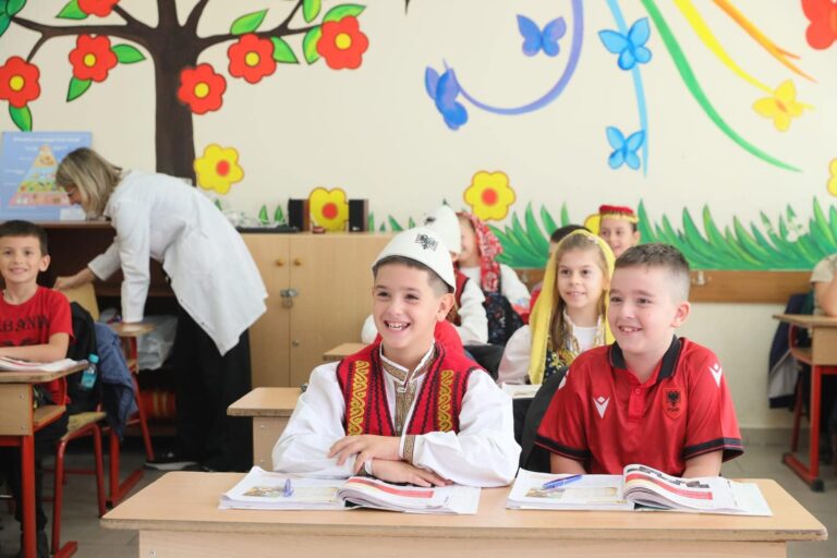 Nëntori i festave, Rama poston fotot: Ngjyra kuqezi në aktivitetet kulturore dhe sportive në shkolla