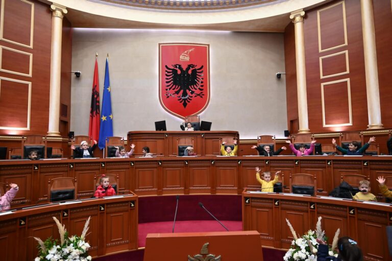 FOTO/ Moment i veçantë, fëmijët dhe të moshuarit mbushin Parlamentin